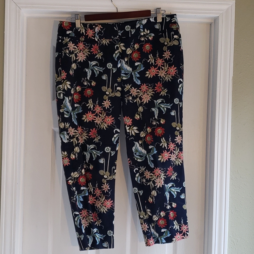 Ann Taylor floral pattern crop pants. 10P Curvy.